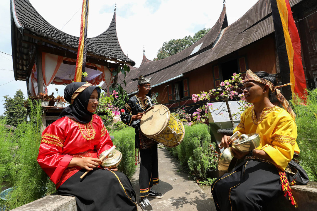 Sejumlah pemuda memainkan alat musik kesenian tradisional.<br />
<br />
