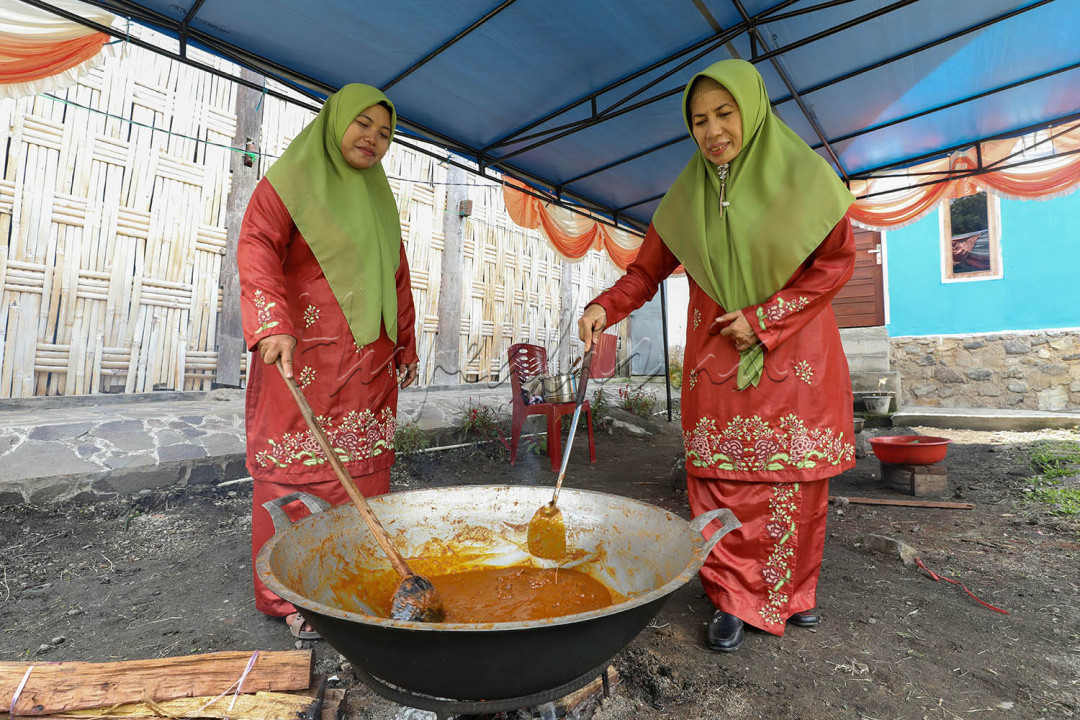 Warga memasak rendang.<br />
<br />
