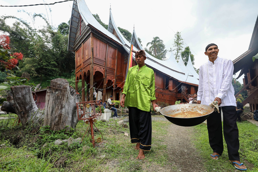 Warga membawa rendang untuk disajikan.<br />
<br />
<br />
<br />
<br />
<br />
