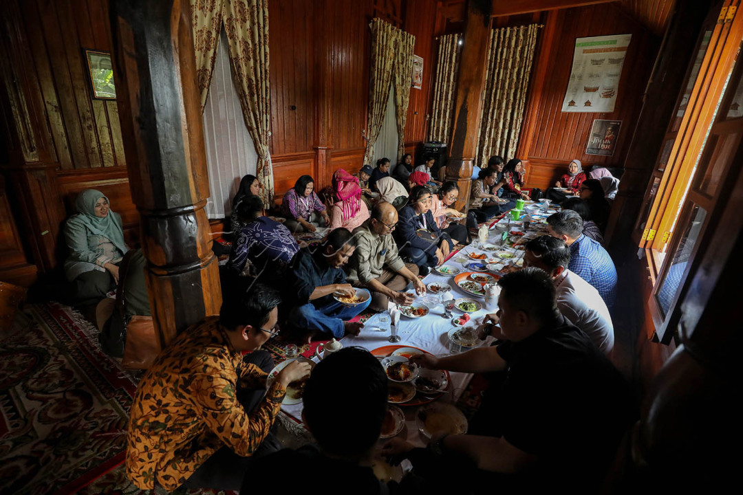 Wisatawan menikmati Makan Bajamba.<br />
<br />
