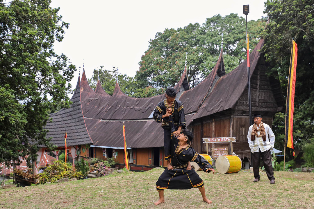 Pemuda mementaskan kesenian tradisional. Desa Wisata Kampuang Minang Nagari Sumpu Tanah Datar merupakan salah satu desa wisata yang masuk dalam kategori 50 besar Anugerah Desa Wisata Indonesia (ADWI) 2021 yang terdapat sekitar 70 rumah gadang di lokasi ini. Tempat ini tidak hanya menyuguhkan wisata alam, tetapi juga kearifan lokal yang tertuang dalam kehidupan keseharian masyarakat lokal di kawasan setempat seperti Makan Bajamba dan mengenal kesenian tradisional.