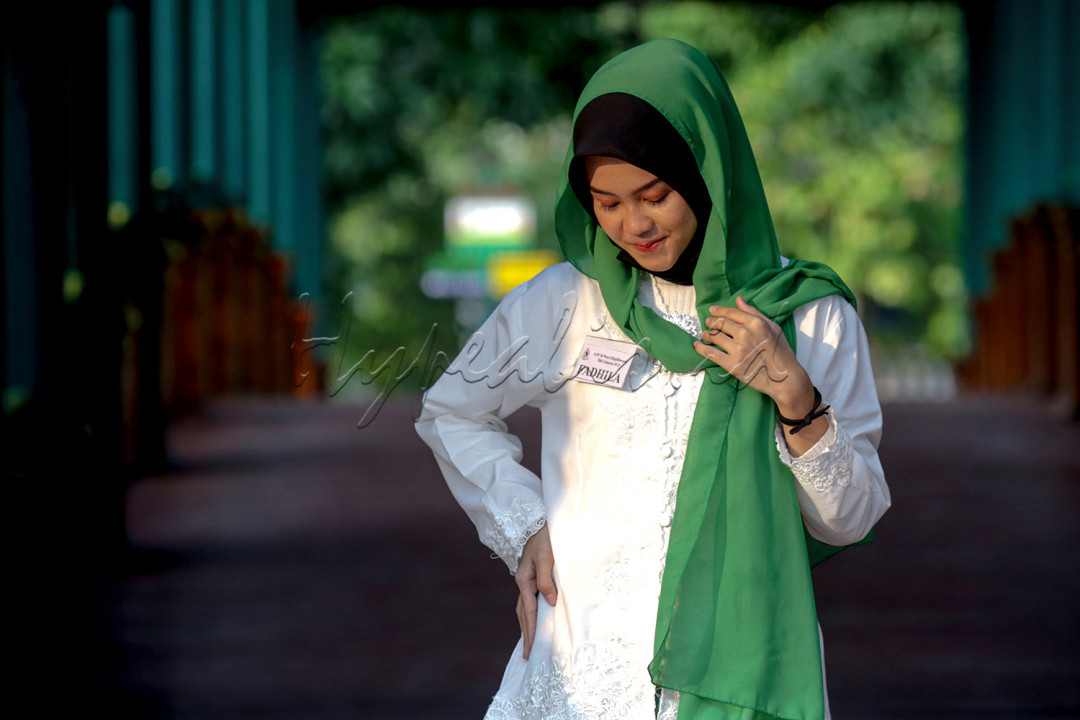 Sejumlah remaja yang tergabung dalam Putri Hijab Fluencer Jakarta berbusana kebaya encim beraktivitas di Museum Betawi Setu Babakan, Kamis (22/6/2023). Putri Hijab Fluencer merupakan suatu wadah bagi wanita muslimah agar menginspirasi wanita muslimah yang belum berhijab untuk dapat berhijab dengan tetap mengikuti gaya terkini tanpa mengabaikan aturan agama.<br />
