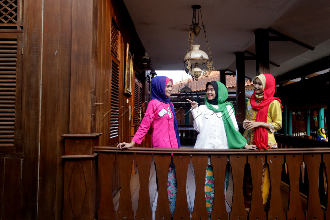 Sejumlah remaja yang tergabung dalam Putri Hijab Fluencer Jakarta berbusana kebaya encim beraktivitas di Museum Betawi Setu Babakan, Kamis (22/6/2023). Putri Hijab Fluencer merupakan suatu wadah bagi wanita muslimah agar menginspirasi wanita muslimah yang belum berhijab untuk dapat berhijab dengan tetap mengikuti gaya terkini tanpa mengabaikan aturan agama.<br />
