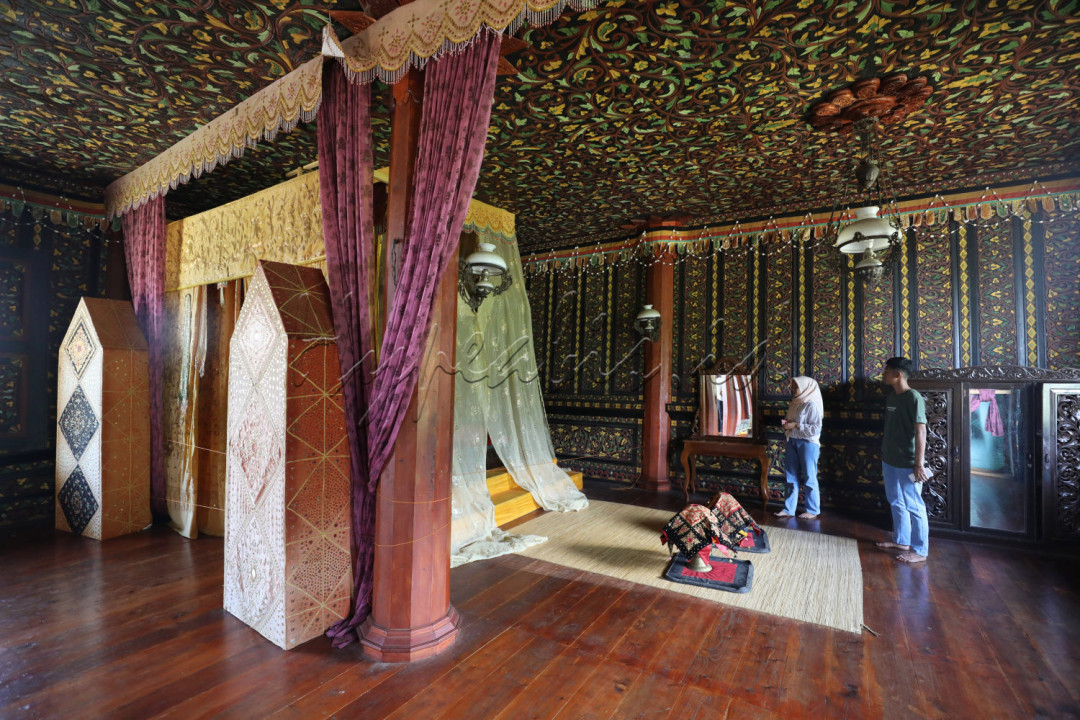Pada lantai dasar terdapat ruang utama singasana dan tempat pertemuan. Pada lantai tersebut juga terdapat kamar Raja dan tujuh kamar putri Raja yang telah menikah. Dan lantai kedua terdapat lima kamar putri raja yang masih gadis. Sedangkan lantai tiga terdapat ruangan yang berfungsi untuk menyimpan benda pusaka..<!--/data/user/0/com.samsung.android.app.notes/files/clipdata/clipdata_bodytext_230623_140210_428.sdocx-->