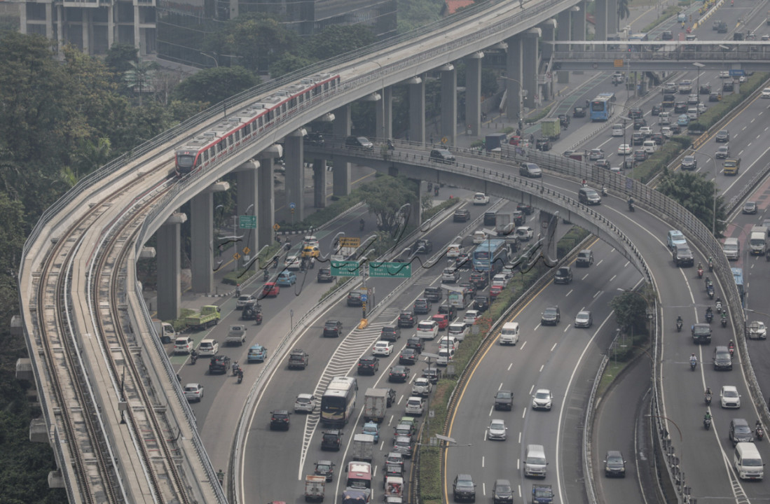 Rangkaian LRT Jabodebek melintas di Jakarta. Memasuki HUT DKI Jakarta ke-496 pilihan transporatsi umum di ibu kota semakin beragam, mulai dari KRL, MRT, hingga Transjkakarta. 