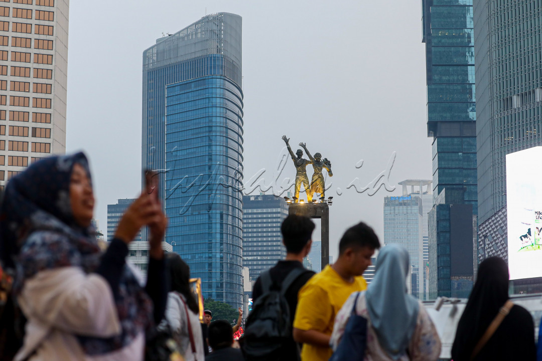 <div>Bagi warga Jakarta, Patung sepasang manusia, pria dan wanita yang sedang melambaikan tangan dan menggenggam bunga serta berdiri di tengah kolam Bundaran HI pasti tidak asing. Patung yang berdiri tegak menayambut setiap warga yang melintas itu diberi nama Patung Selamat Datang. </div>
<div> </div>