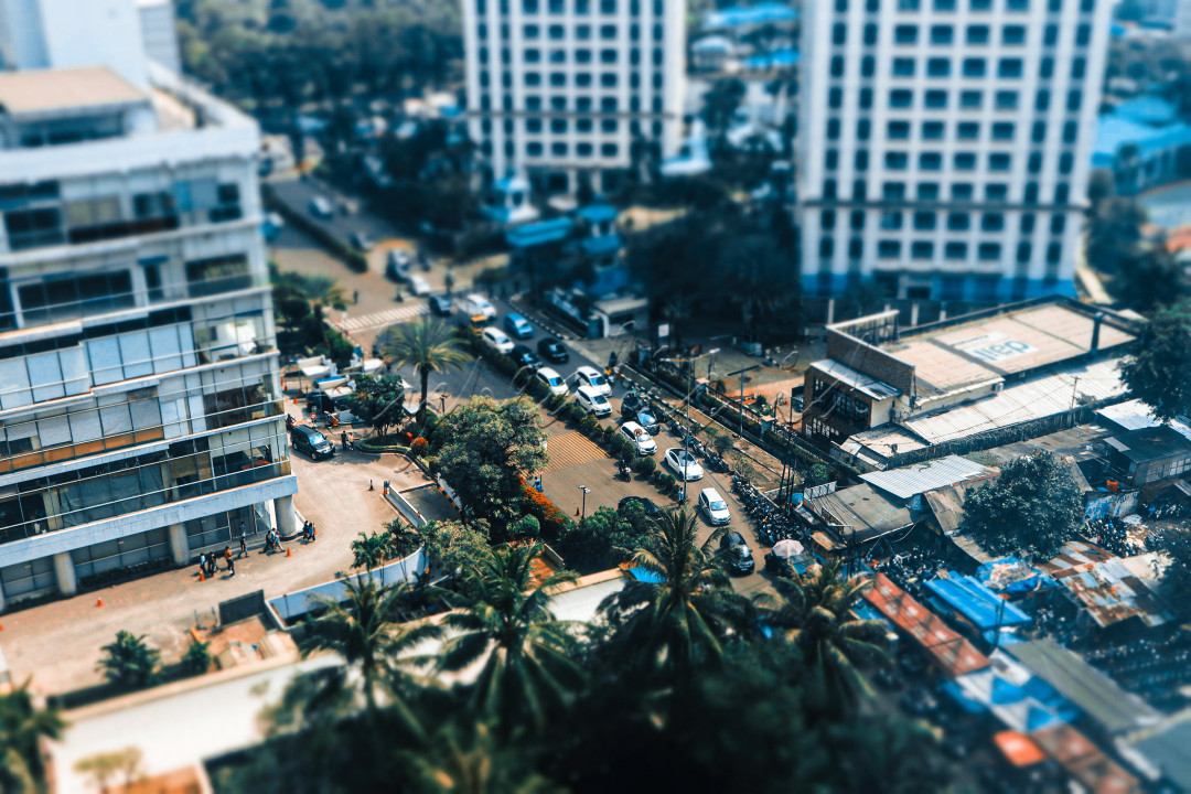 Hiruk pikuk warga Jakarta menjelang jam masuk kerja, pagi hari disekitar kawasan perkantoran dan perhotelan Tanah Abang, Jakarta Pusat. Macet jalanan dan padat penduduk menjadi sebuah momen unik untuk diabadikan dan diproyeksikan sebagai sebuah karya jalanan yang membawa suasana tak terlupakan.