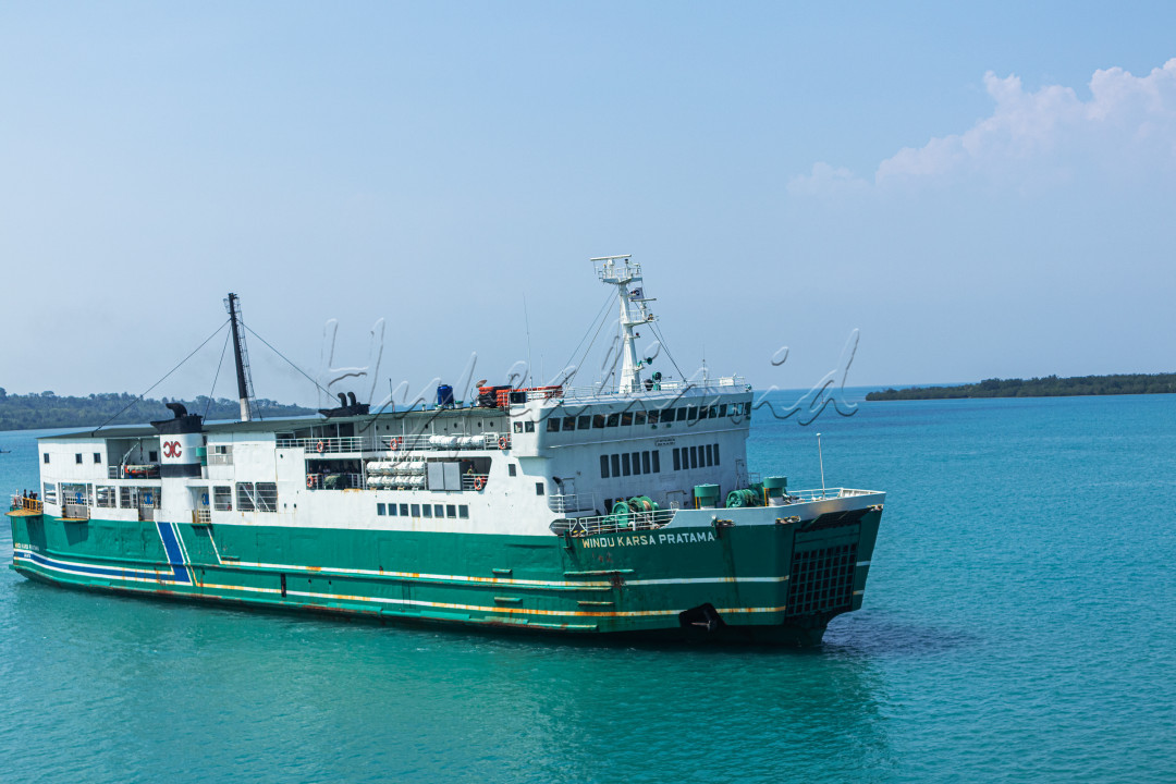 Sebuah kapal kelas ekonomi ingin bersandar di pelabuhan Merak. Kapal ini merupakan salah satu kapal Fery kelas ekonomi, yaitu KMP Windu Karsa Pratama, yang melayani rute Merak-Bakauheni dan sebaliknya. Kapal ini juga salah satu dari jenis kapal Ro-Royal atau kerap disebut kapal Ro-Ro yang beroperasi khususnya di Pelabuhan Merak-Bakauheni.