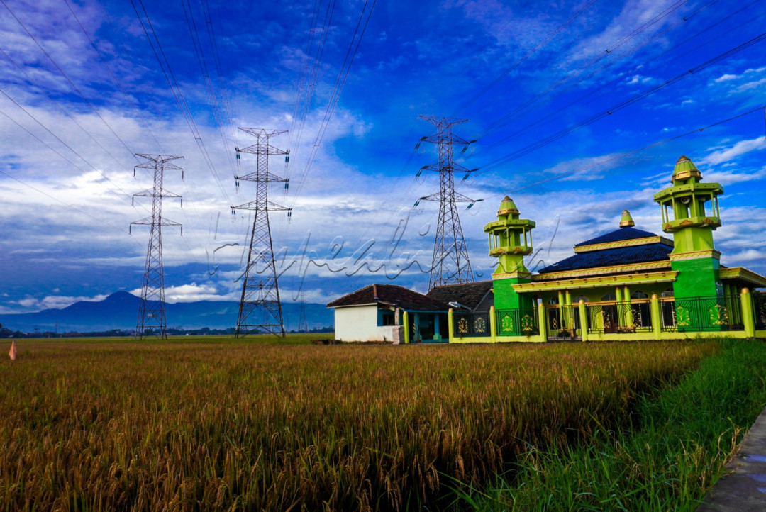 Pemandangan alam dan bangunan masjid di Desa Pameungpeuk, Kabupaten Bandung Selatan, yang sejuk nan asri. 