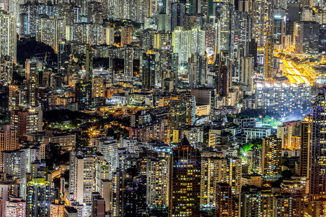 Gedung bertingkat di kota Hongkong pada malam hari, belum lama ini. Hongkong terkenal dengan gedung pencakar langit karna keterbatasan lahan menjadikan Hongkong kota yang tumbuh ke atas<br />
<br />
