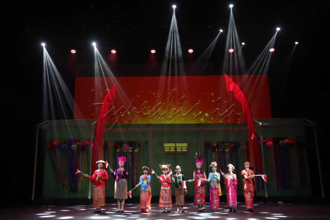 Pertunjukan drama musikal Benih Yang Bernilai dipentaskan di Ciputra Artpreneur, Jakarta, Sabtu (15/7/2023). Drama musikal yang diperankan oleh pemain yang mayoritas adalah anak-anak ini bercerita tentang tentang anak-anak panti yang memperjuangkan mimpi di tengah keterbatasan.