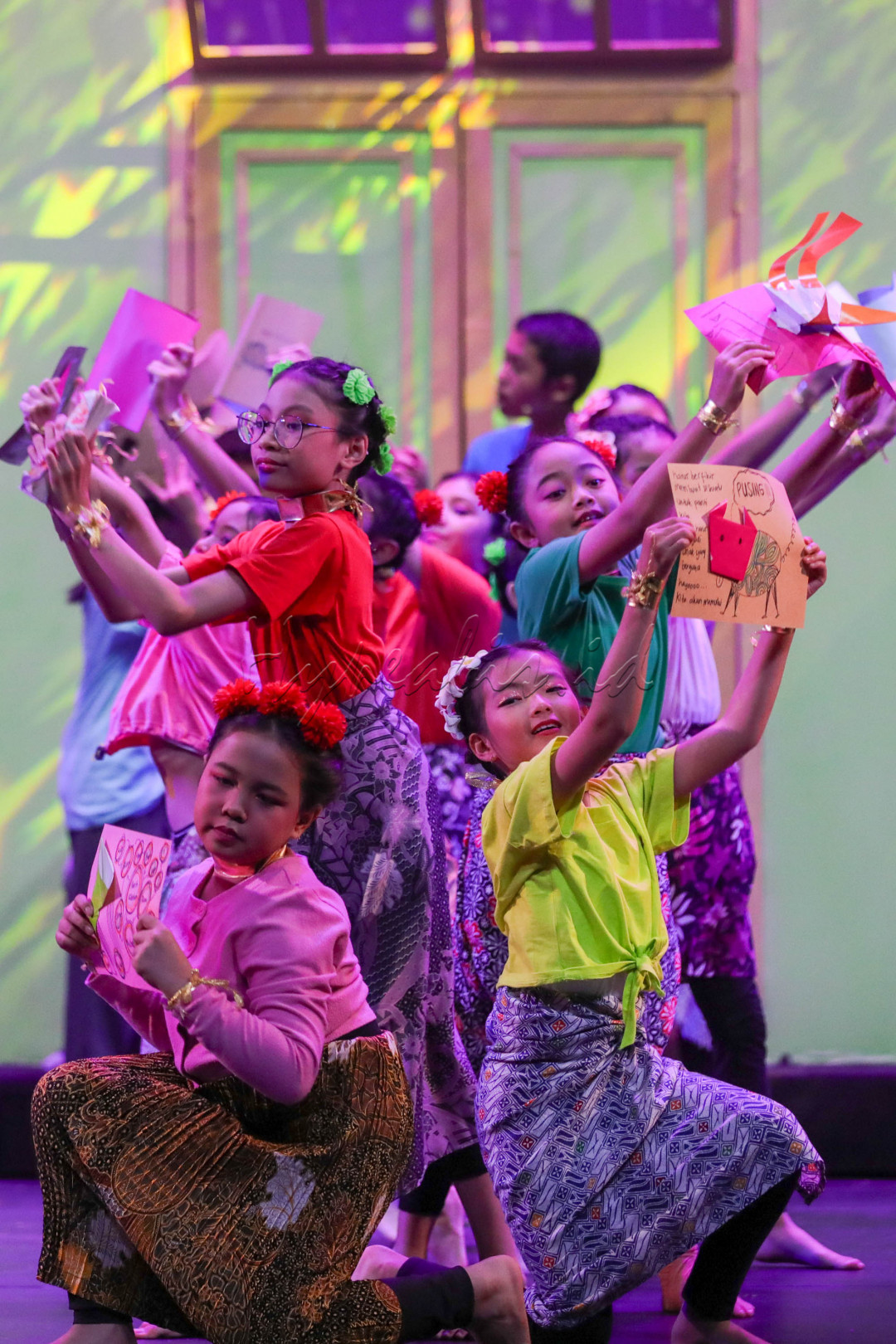 Karena itu, anak panti dari berbagai suku dan agama diundang untuk menyaksikan teater Benih yang Bernilai ini secara gratis. 