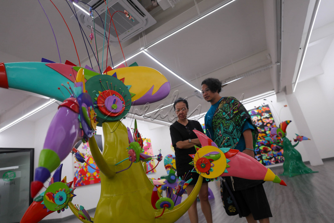 Pameran ini menampilkan pilihan karya kontemporer Daniel Kho yang warna-warni dan nge-pop. 