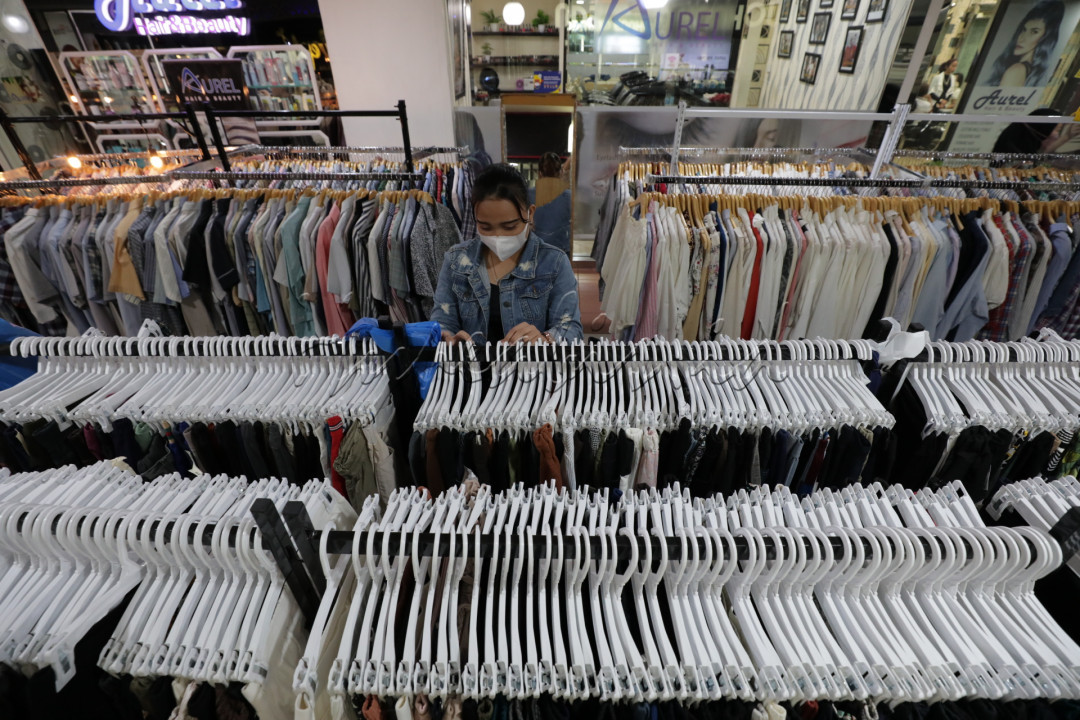 Desain vintage dan eksentrik menjadi daya tarik tersendiri. Banyak pula brand terkenal yang dijual dengan harga jauh lebih murah. 