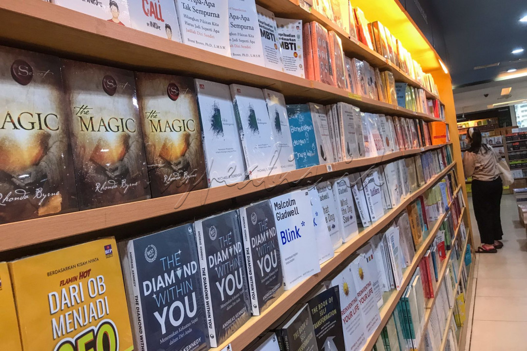 Pengunjung memilih buku di salah satu toko buku di Jakarta.