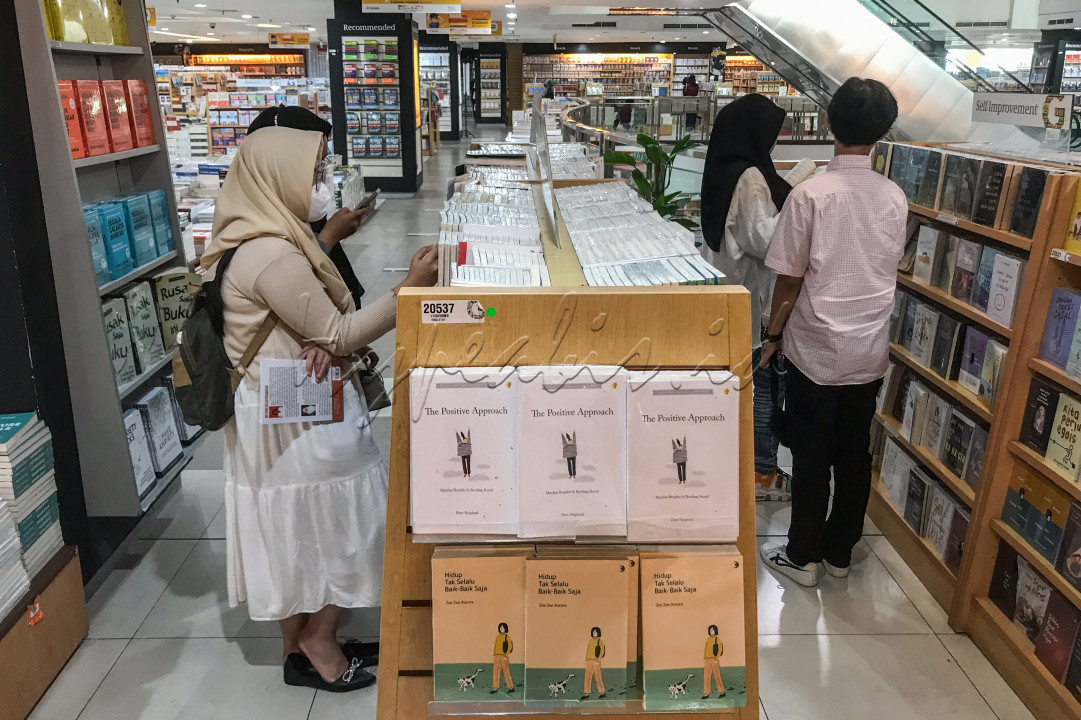 Toko buku seakan menjadi surga bagi para pencintanya. Mulai dari buku novel, filsafat, hingga komik.