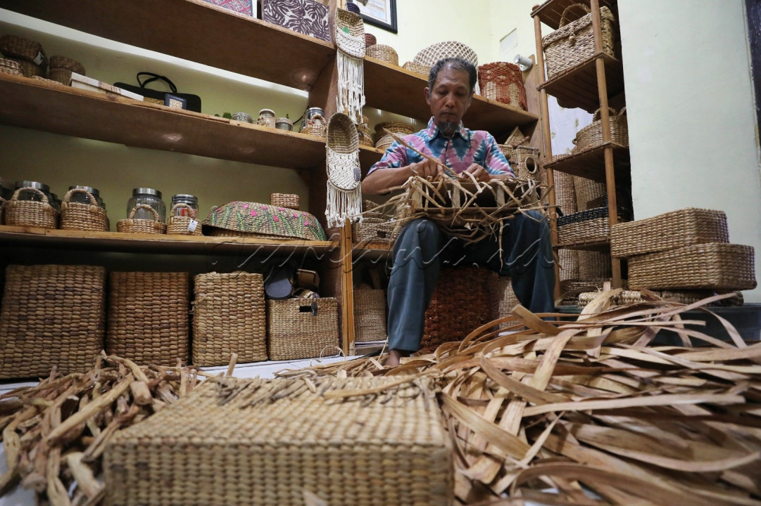 Produk kerajinan tangan berbahan dasar eceng gondok tersebut dijual dengan harga mulai Rp20.000-Rp10.000.000<br />
<!--/data/user/0/com.samsung.android.app.notes/files/clipdata/clipdata_bodytext_230717_153436_706.sdocx-->