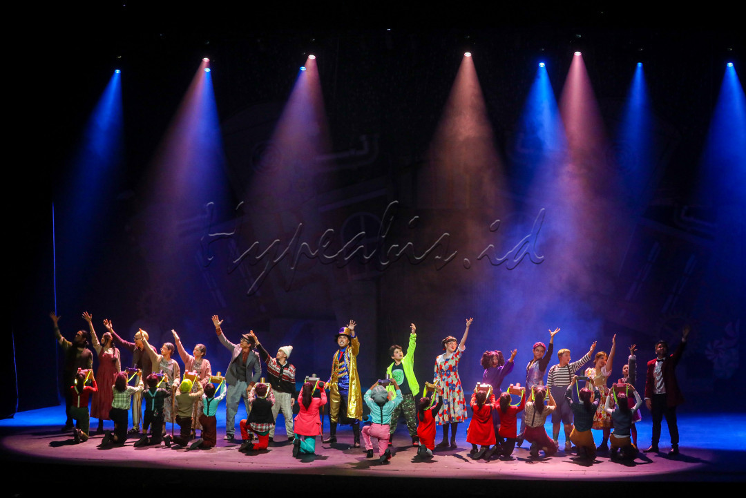 Junior Musical Wonderland di tahun ini menghadirkan karya yang terinspirasi dari Charlie and The Chocolate Factory dengan judul adaptasi “Chocolate Factory The Musical”. Berawal dari seorang anak bernama Charlie Bucket. Charlie Bucket adalah seorang anak laki-laki miskin yang bermimpi menjadi seorang pengrajin cokelat sehebat Willy Wonka, seorang pria misterius yang baru saja mengumumkan lotere global: lima tiket emas untuk lima anak beruntung. Para pemenang akan mendapatkan tur ke pabrik cokelat yang belum pernah dilihat sebelumnya miliknya.
<div> </div>