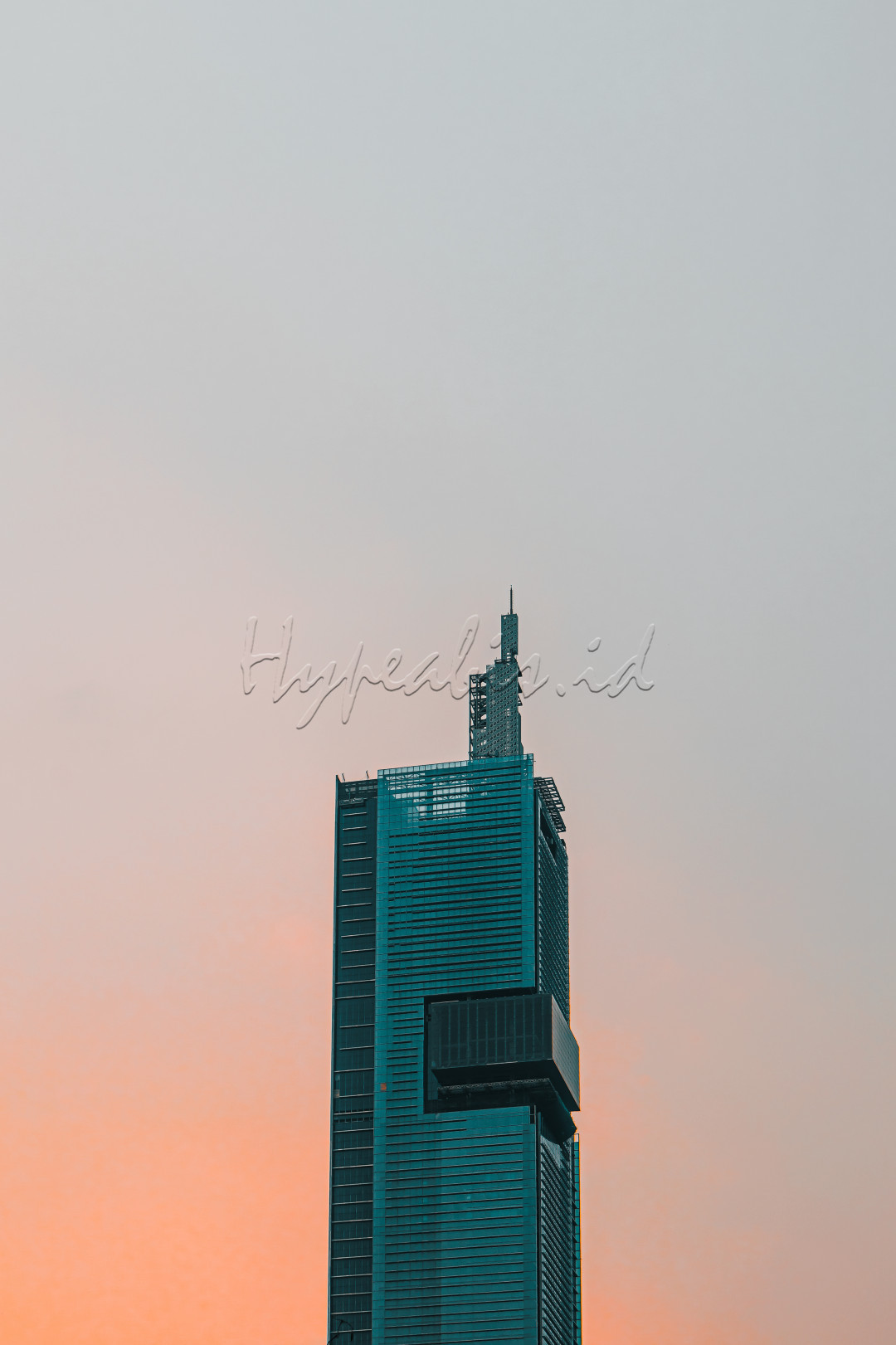 Salah satu contoh gedung pencakar langit di Ibu Kota adalah Autograph Tower Thamrin Nine. Bangunan dengan 75 lantai tersebut memiliki ketinggian kurang lebih 383 meter yang dibangun sejak 2013. 