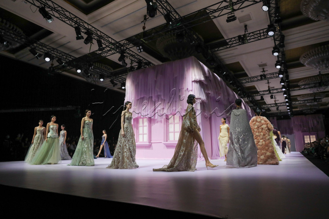 Koleksi fesyen ini terinspirasi dari kilas balik perjalanan Hian Tjen saat meniti karir sebagai<em> fashion designer. </em>