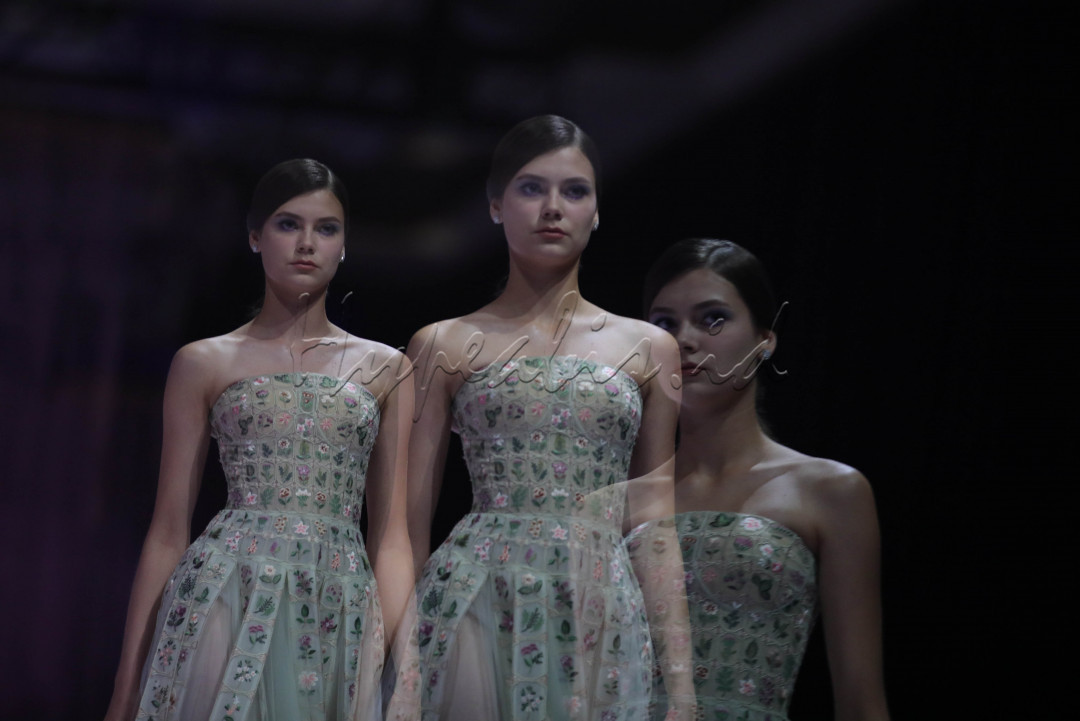 Hian Tjen menggunakan bermeter-meter tulle, dihiasi dengan hamparan flora dan dedaunan, sehingga tercipta motif baru di halusnya permukaan tulle yang transparan. Akurasi eksekusi bordir dilakukan dengan skill dan ketelitian prima, agar jarum tidak membuat tulle berkerut dan bergelombang.