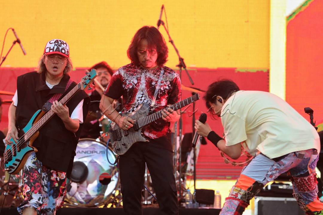 Penampilan Grub Musik GIGI saat acara BNI Loud Fest Vol.2 2023 di Stadion Utama Gelora Bung Karno, Jakarta.