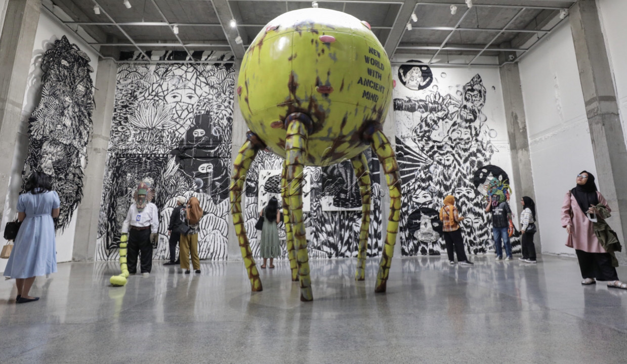 Pengunjung melihat karya seni saat pameran Cut The Mountain And Let It Fly karya seniman Eko Nugroho di Jakarta. 