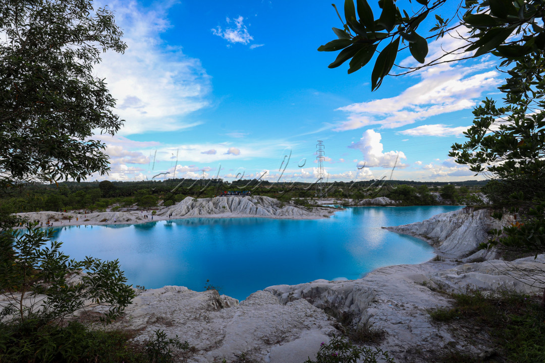 <div>Danau Kaolin terletak di Pulau Bangka, tepatnya di Desa Nibung, Kecamatan Koba, Kabupaten Bangka Tengah. Danau ini dikenal juga dengan sebutan ‘Kulong Biru’ oleh masyarakat setempat.</div>
<div> </div>