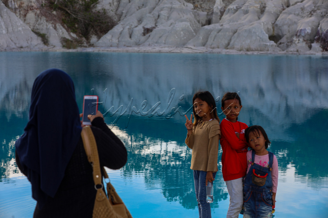 Awalnya danau Kaolin merupakan bekas beberapa galian pertambangan di Pulau Bangka. Galian tersebut sudah ditinggalkan sejak 1971. Kemudian airnya menjadi warna biru dan indah dilihat.
<div> </div>
<div> </div>