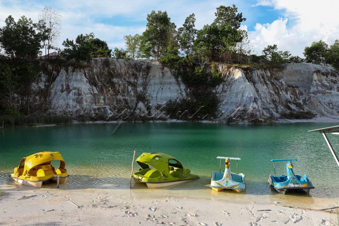 Kini kawasan tersebut dijadikan objek wisata yang dikelola oleh perumdes. Pengunjung tidak hanya berasal dari wilayah bangka, namun banyak juga wisatawan yang berasal dari luar pulau. Dengan merogoh kocek Rp 2.000 pengunjung sudah bisa menikmati keindahan danau Kaolin. 