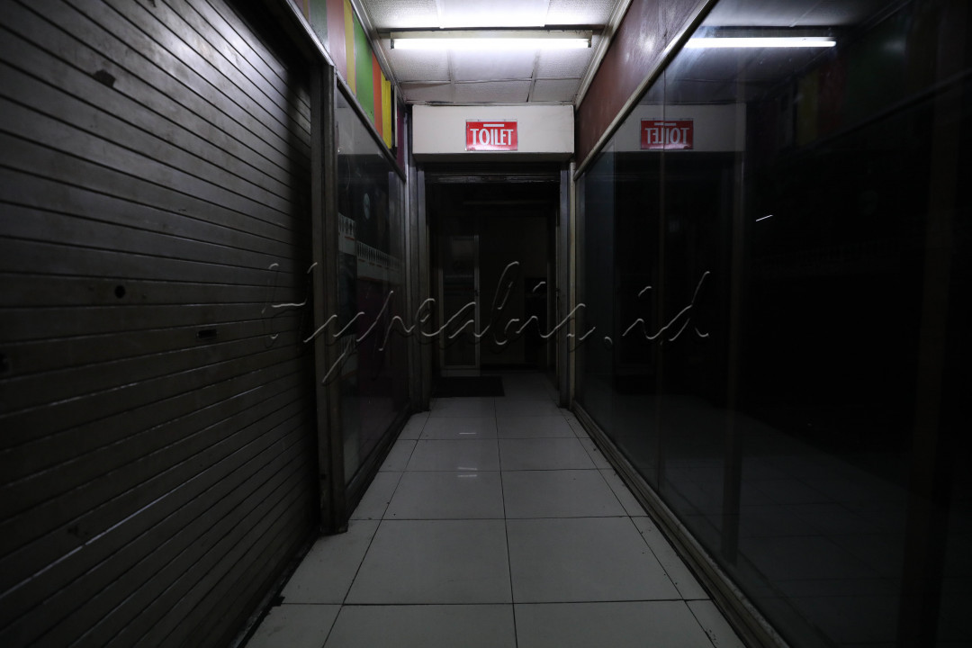 Sempat berjaya selama kurang lebih dua dekade lamanya, Mal Blok M harus menerima nasib dengan pergeseran tren pusat perbelanjaan dan kehadiran pesaing yang cukup besar di kawasan yang sama. Hal ini berdampak pada tingkat kunjungan sekaligus berimplikasi pada omzet yang didapatkan para pedang.<br />
