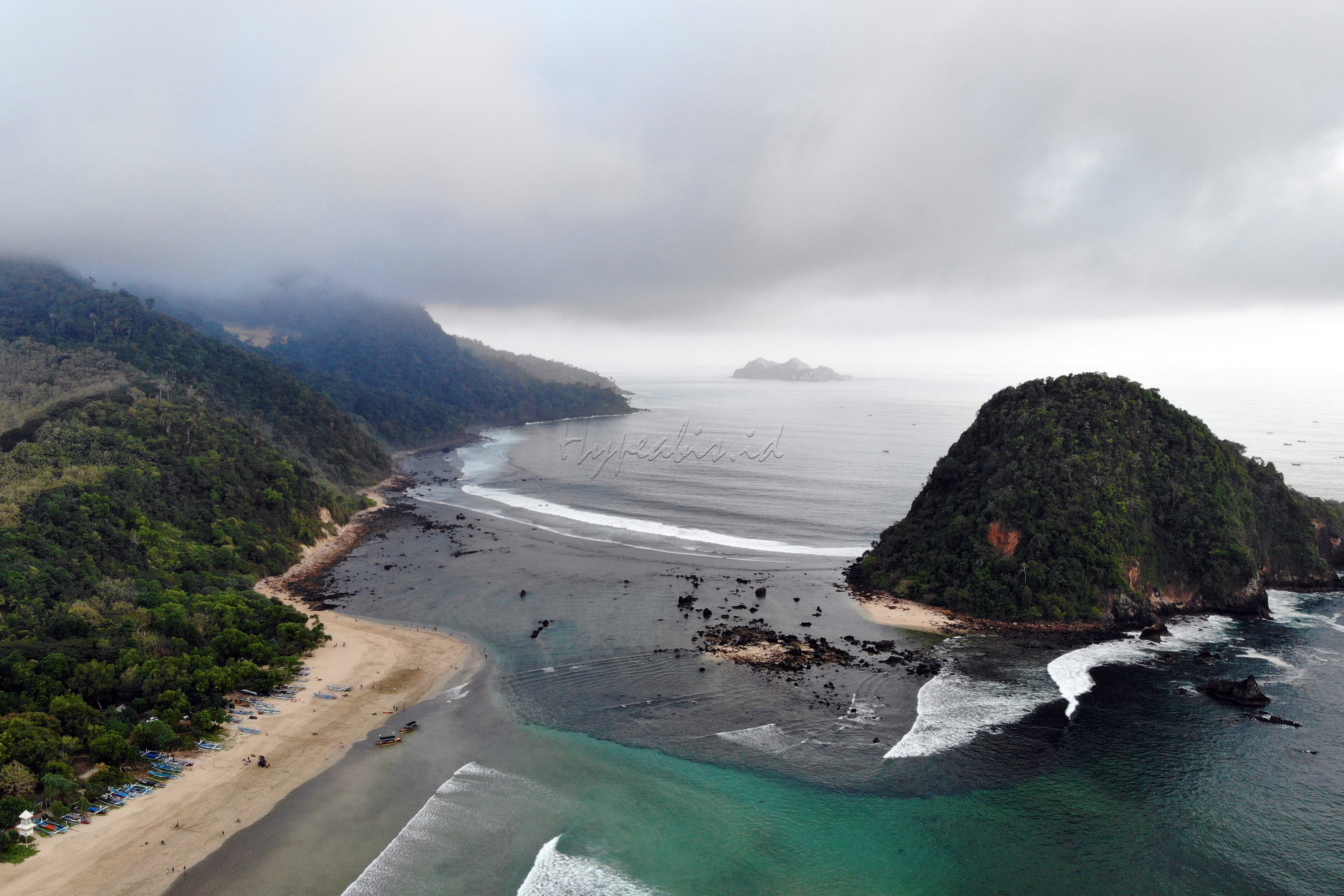 Foto udara kawasan pantai Merah di Banyuwangi, Jawa Timur. Pantai merah merupakan salah satu daya tarik pariwisata di Jawa Timur.
