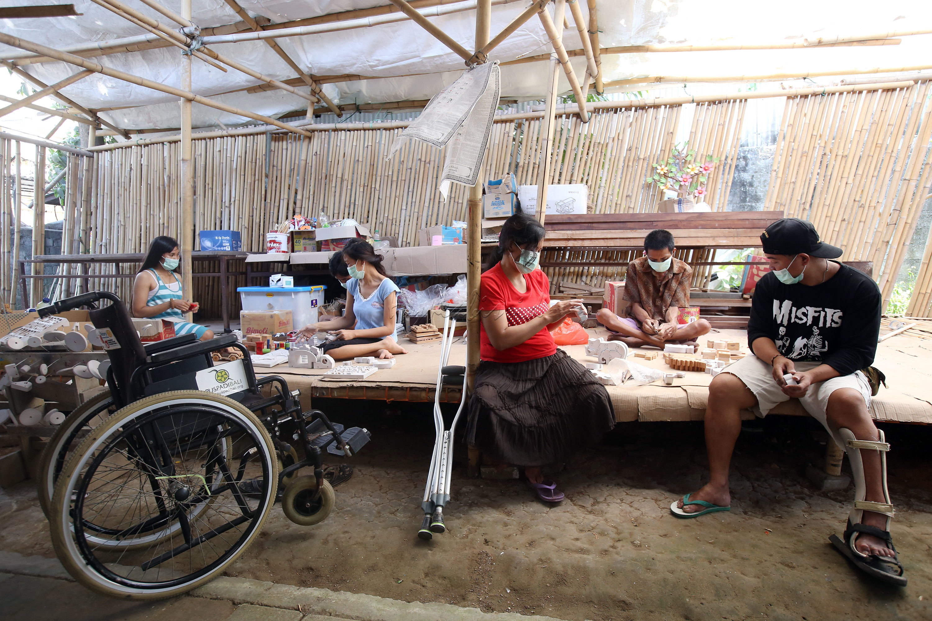 Sejumlah penyandang disabilitas membuat kerajinan tangan buatanya di Yayasan Bunga Bali.