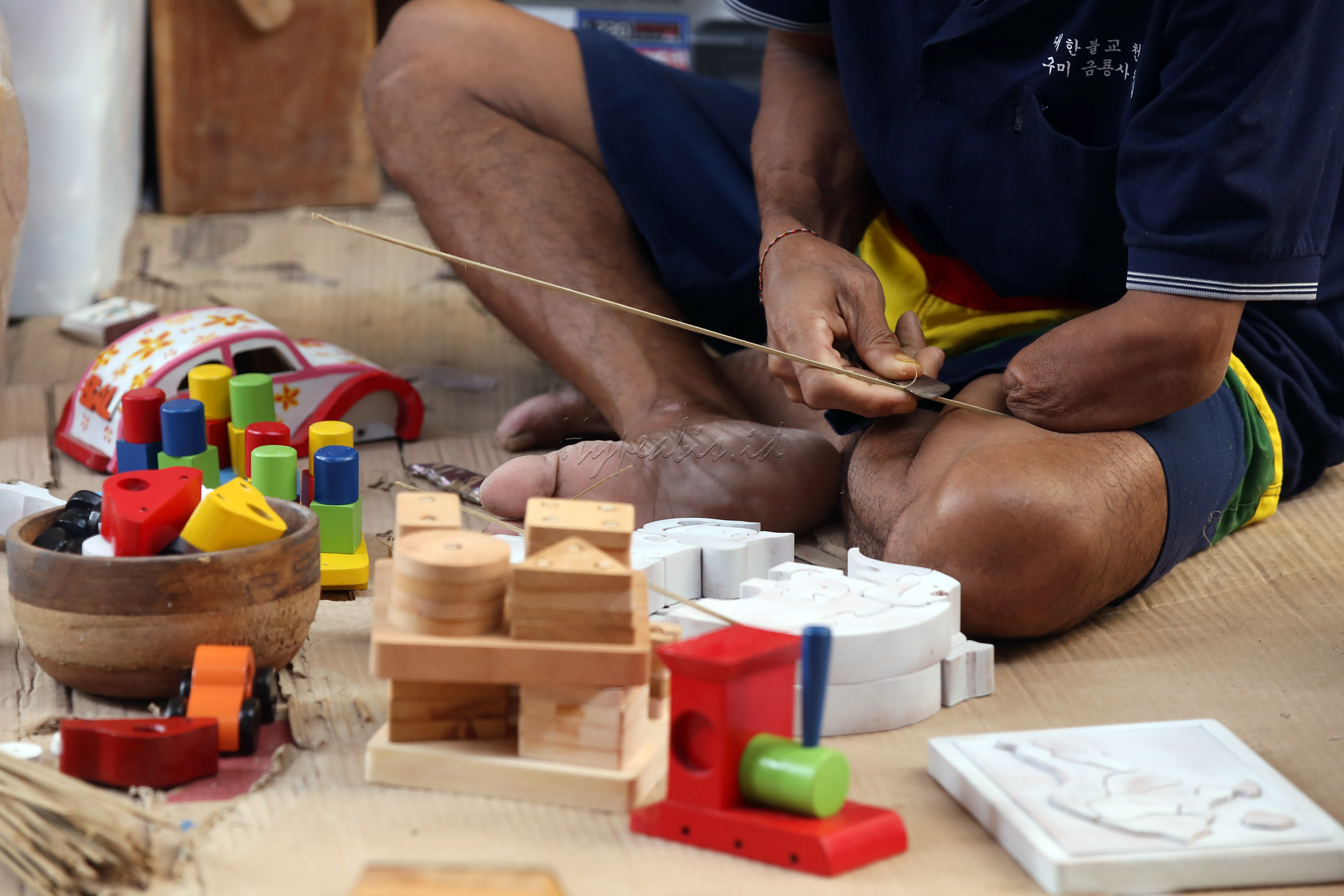 Penyandang disabilitas membuat kerajinan tangan buatanya di Yayasan Bunga Bali.