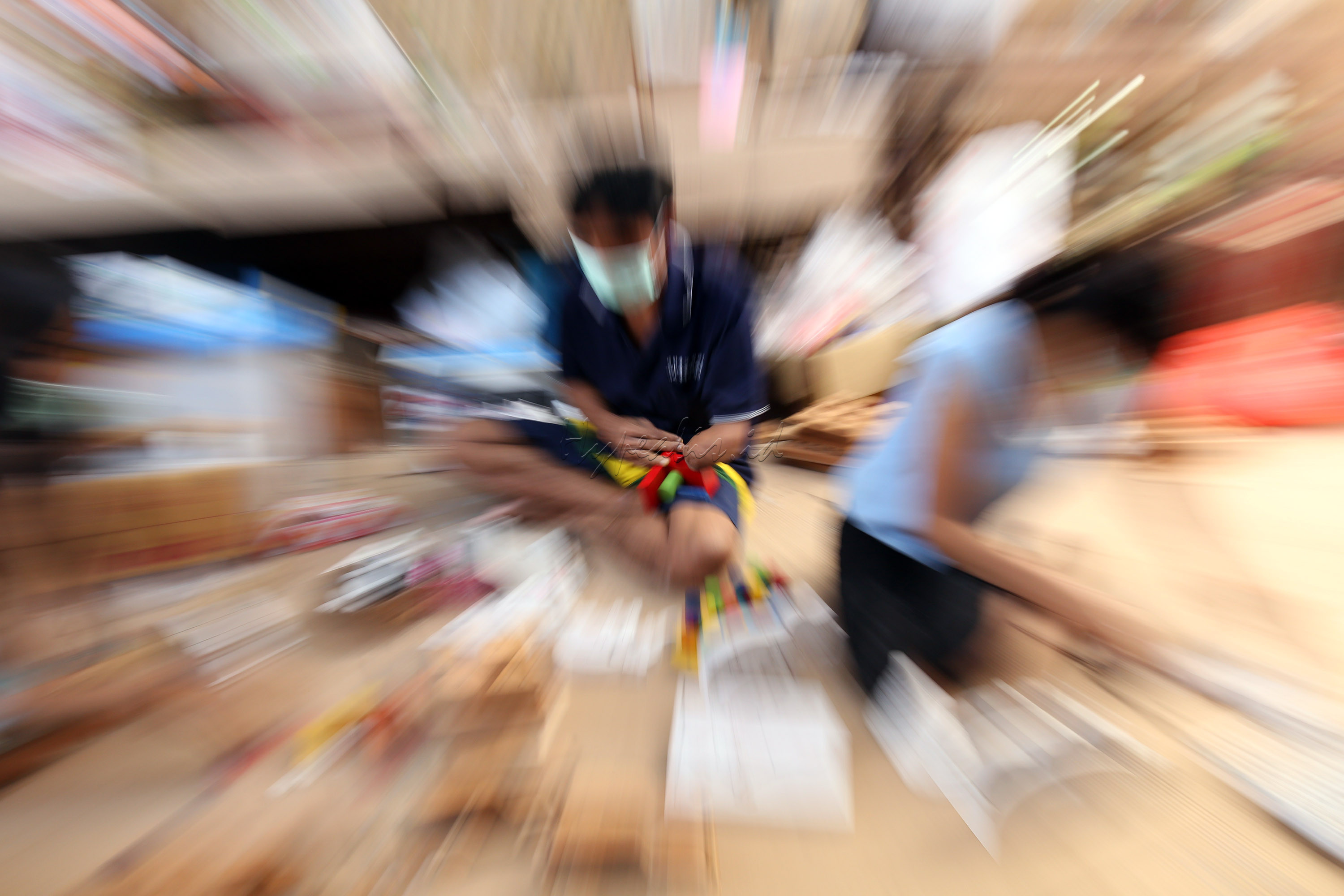 Penyandang disabilitas membuat kerajinan tangan buatanya di Yayasan Bunga Bali.