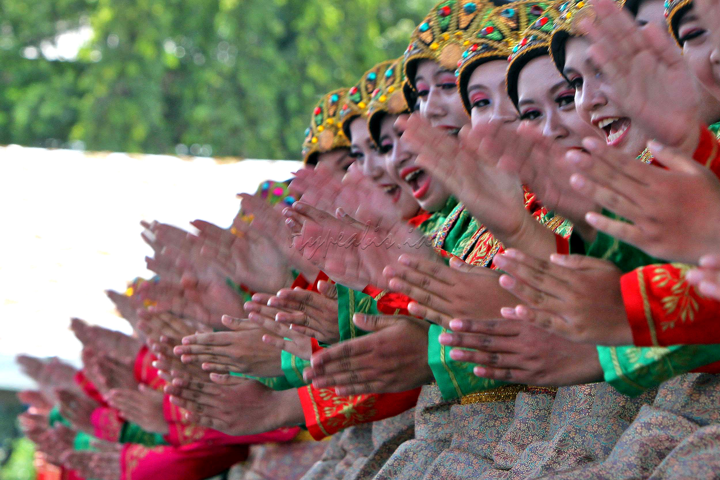 Tari Saman adalah tari tradisional yang berasal dari dataran tinggi tanah Gayo, Aceh Tenggara. Tarian tersebut diciptakan oleh Syekh Saman, seorang penyebar agama Islam di Aceh.