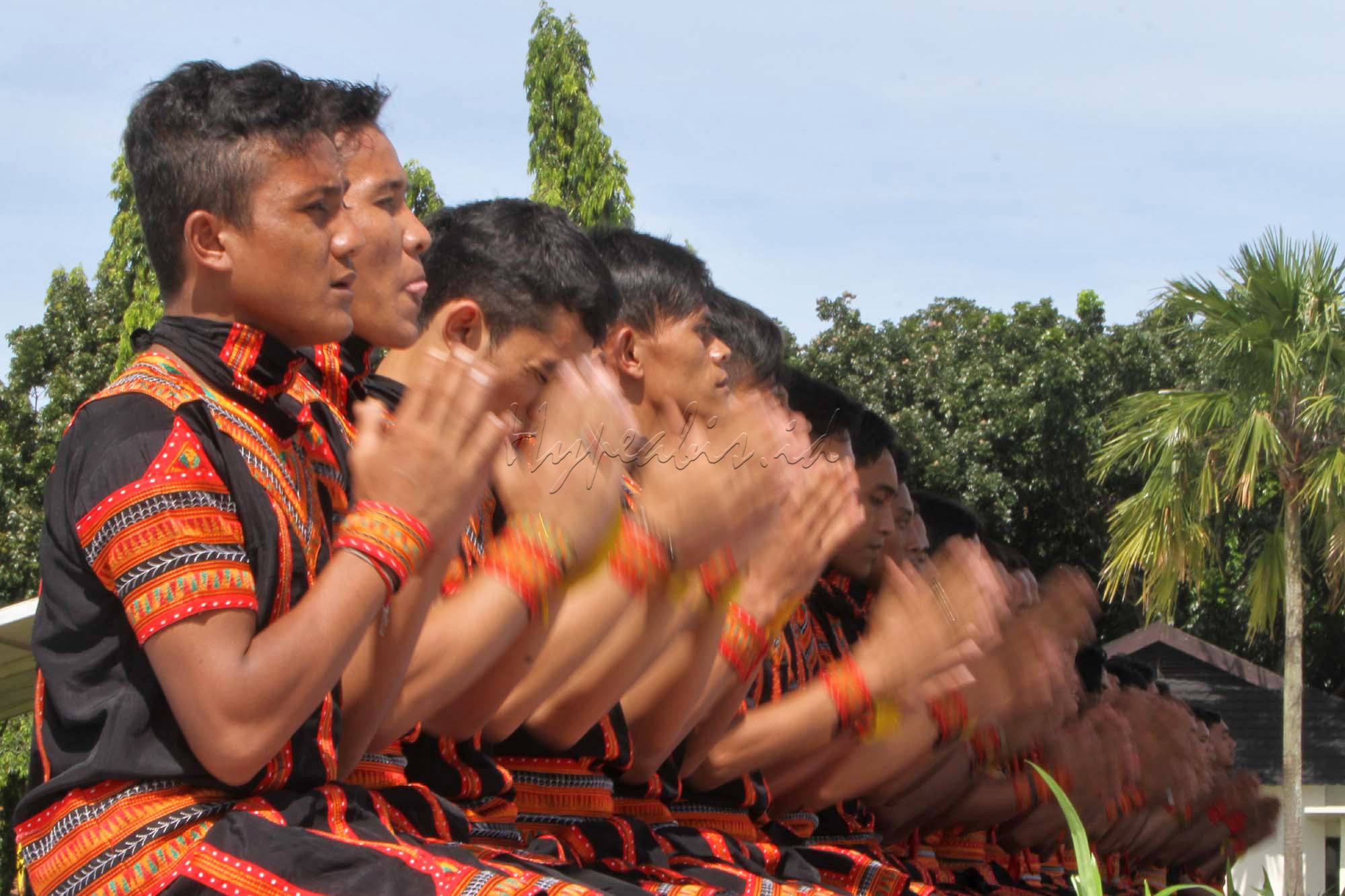 Tari Saman digunakan sebagai media dakwah agama Islam pada waktu itu. Karena kondisi Aceh yang mengalami peperangan, maka Syekh Saman menambahkan syair-syair yang dapat menumbuhkan semangat juang masyarakat Aceh.