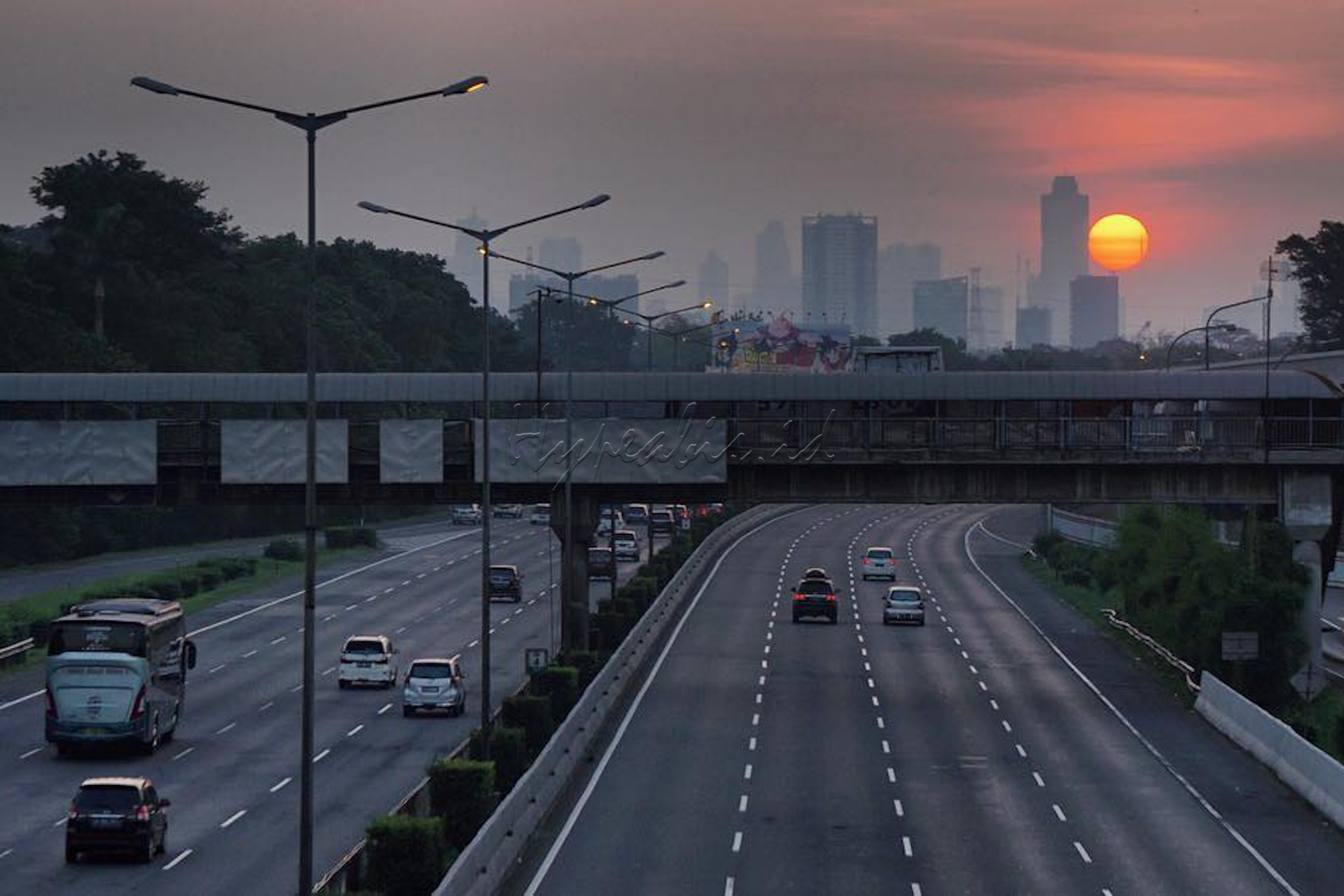 Mobil melintas di jalan tol arah Cikampek saat pemberlakuan sistem contraflow.
