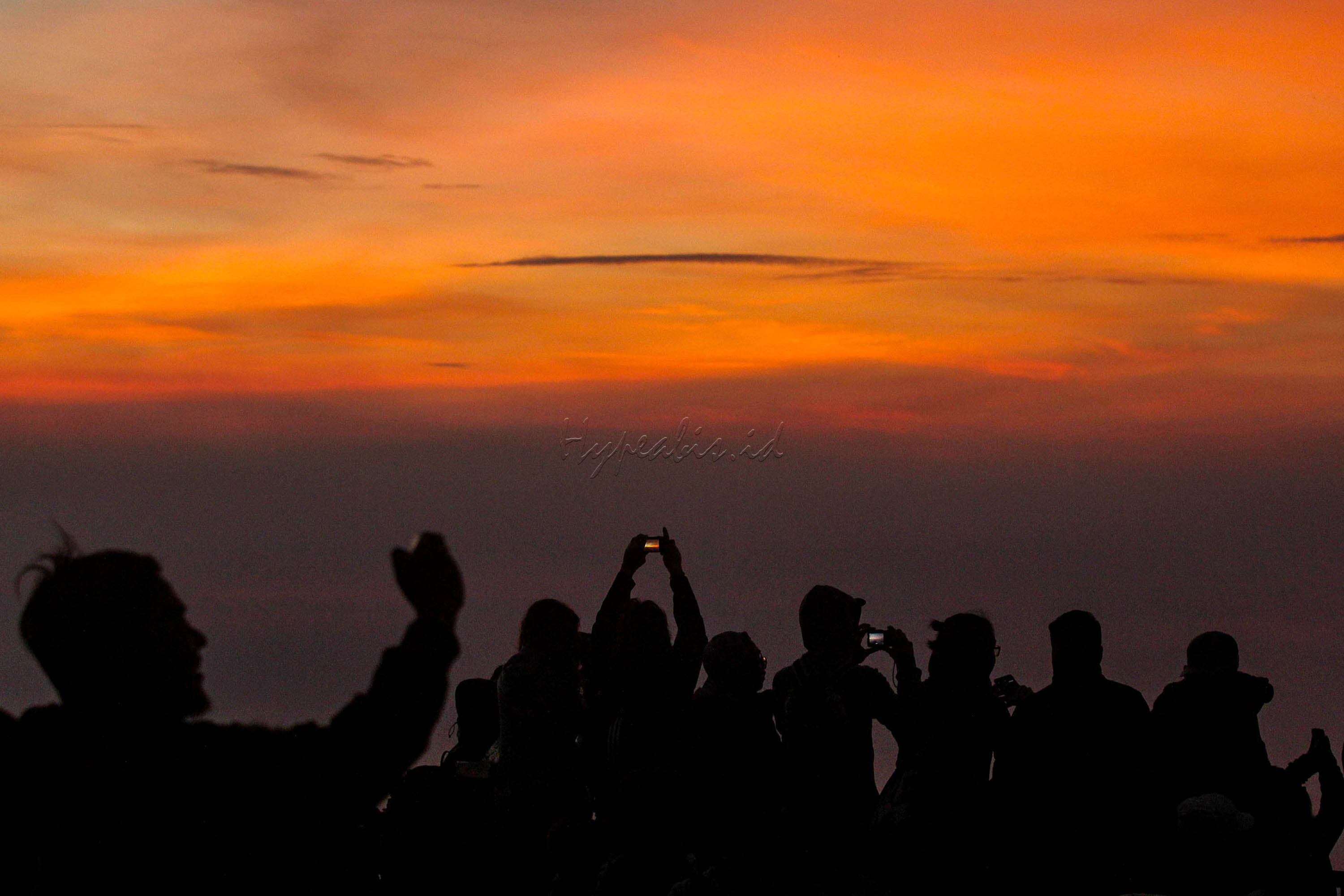 Wisatawan menikmati pemandangan matahari terbit di Taman Nasional Bromo Tengger Semeru (TNBTS) dari pos pandang Pananjakan, Pasuruan, Jawa Timur.