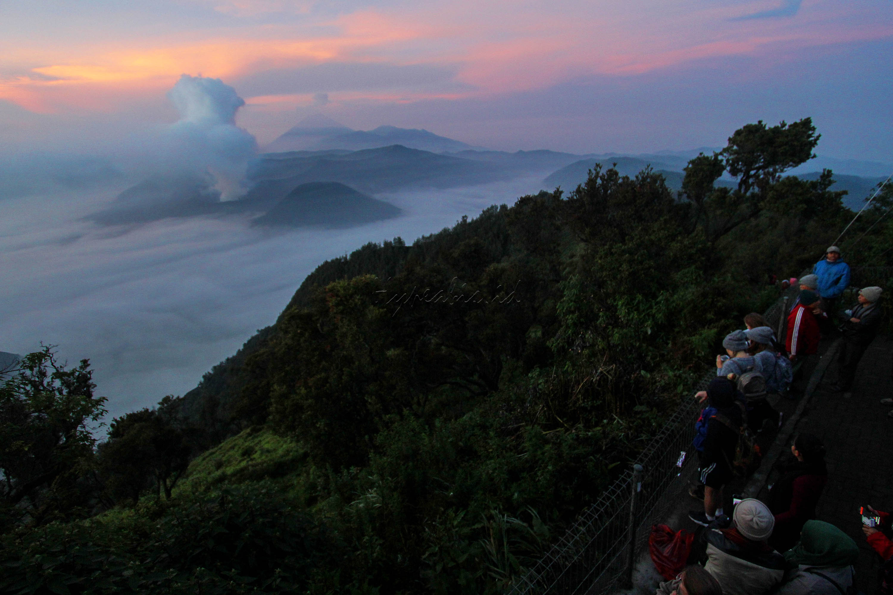 Wisatawan menikmati pemandangan matahari terbit di Taman Nasional Bromo Tengger Semeru (TNBTS) dari pos pandang Pananjakan, Pasuruan, Jawa Timur.