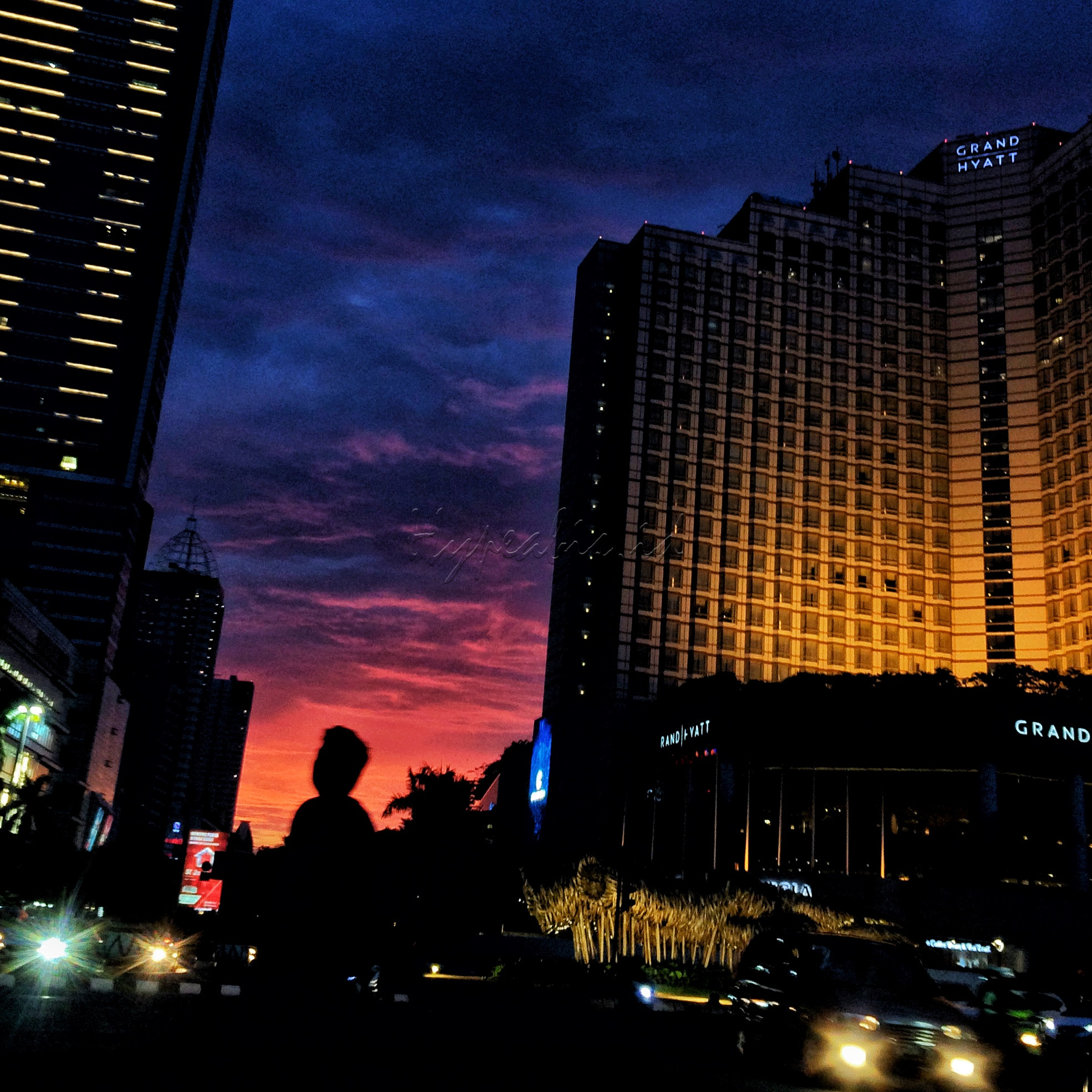 Suasana gedung bertingkat saat matahari terbenam di Bundaran HI, Jakarta.