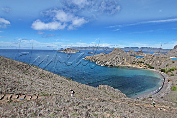 Pemandangan alam kawasan Taman Nasional Komodo terlihat dari puncak bukit di Pulau Padar, Nusa Tenggara Timur