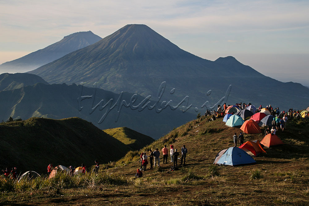 Para pendaki menikmati keindahan alam di puncak Gunung Prau, kawasan Dataran Tinggi Dieng, Wonosobo, Jawa Tengah.