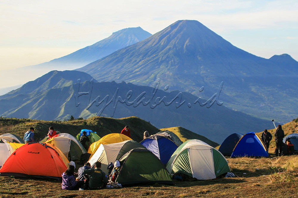 Deretan tenda pendaki memadati area perkemahan di puncak Gunung Prau.