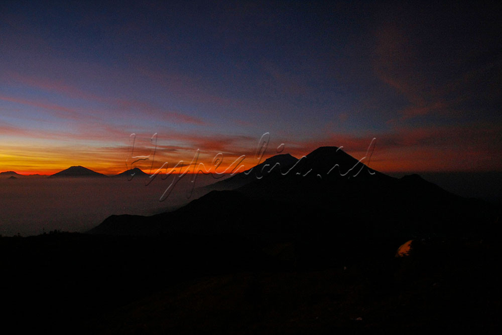 Senja di puncak Gunung Prau.